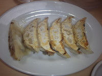 「餃子(300⇒150円)」@らーめん食楽の写真