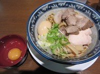 「鶏塩肉玉油そば（９００円）＋生卵（５０円）」@重厚煮干中華そば 大ふく屋 海浜幕張店の写真