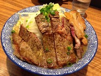 「らーめん＋100g牛ステーキ（ニンニク）」@ラーメン燈郎の写真