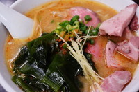 「新わかめピリ辛みそラーメン（限定）＋切り落としチャーシュー」@らーめん えんやの写真