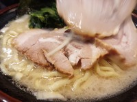 「塩ラーメン（普通・普通・普通）＋辛ニラ＋ライス」@秋津商店の写真