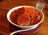 「ラーメン中 やさい少なめ  麺かため 一味唐辛子多量」@豚一商店の写真