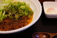 「セット（汁なし担担麺 3辛＋温泉卵＋ライス）」@広島式 汁無し担担麺 湯島ひよこ堂の写真