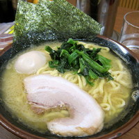 「ラーメン 680円 + 味玉（クーポン）」@横浜家系ラーメン まくり家の写真