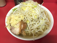 「小ラーメン（ヤサイ、ニンニク）700円＋生卵50円」@ラーメン二郎 千住大橋駅前店の写真