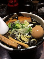 「黒(￣^￣)ゞ」@麺屋武蔵 武骨の写真