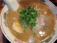 「らーめん(560円)、半チャーハンセット(+260円)」@かべ3丁目の写真