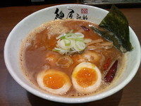 「味玉弥助辛ラーメン」@麺屋 弥助 大謝名本店の写真