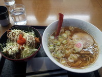 「ラーメン唐揚げ丼セット」@美野里パーキングエリア(上り線)フードコートの写真