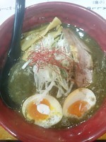 「黒味噌ラーメン味玉入り(920円)」@黒味噌らーめん 初代けいすけ 品川店の写真