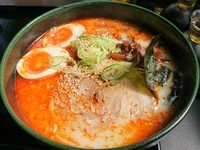 「特製とんこつらーめん　赤（大盛り）」@本節鰹だしらぁめん めん組 松本店の写真