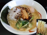 「白湯醤油700円 中盛100円 固め　味玉100円」@らーめん白虎の写真