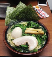 「ほうれん草ラーメン（豚骨醤油並）800円＋味玉 100円」@横浜家系ラーメン まくり家の写真