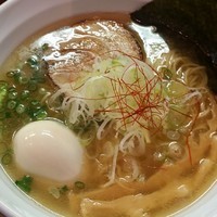 「炙り鯛煮干味玉らーめん ８８０円（３・４月木曜限定）」@麺や 飛来の写真
