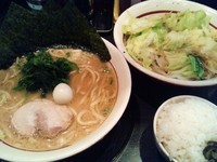 「ラーメン+半ライス+もやキャベ」@横浜家系 だるま家の写真