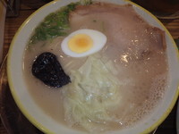 「ワンタンメン(並)(800円)(カタ)、炒飯セット」@久留米とんこつラーメン松山分校の写真