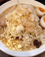 「ラーメン（アブラ・カラメ・玉ねぎ・ニンニク＋玉子￥850）」@ら〜めん ぽっぽっ屋 本店の写真