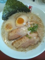 「塩豚骨らーめん（味玉トッピング）」@まるぎん商店の写真