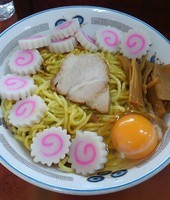 「油そば(並)＋なると盛＋生玉子 800円」@珍々亭の写真