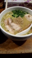 「白鶏ラーメン(大盛)+煮卵、ライス」@鶏の穴の写真