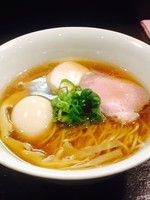 「醤油らぁ麺¥750＋味玉（クーポン）」@らぁ麺 すぎ本の写真