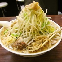 「大ラーメン（野菜/ニンニク/アブラ）850円」@ラーメン アカリケンの写真