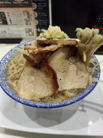 「ガッツリ盛り（大）ラーメン880円」@東京とんこつ ましこ亭 本店の写真