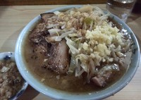 「ラーメン（にんにく・あぶら）+白・炙り」@ラーメン富士丸 明治通り都電梶原店の写真