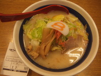 「小さな野菜らーめん、とんこつ507円」@8番らーめん 金沢駅店の写真