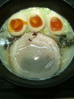 「塩とんこつラーメン（味玉トッピング）」@草津亭の写真