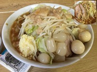 「TARO豚入り＋うずら(5個)＋岩下のピリ辛らっきょう」@ラーメン二郎 栃木街道店の写真