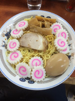 「油そば650円、なると増し100円、味付け玉子100円、ラーメン」@珍々亭の写真