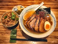 「ネギチャーシューメン980円＋炊き込みごはんサービス」@ラーメンバル 青の写真