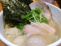 「鶏ＳＯＢＡ塩（７５０円）＋全部乗せ（３００円）」@らーめん 銀杏 亀有店の写真