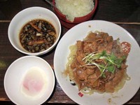 「肉盛りつけ麺並800円＋無料の肉増し・温玉」@魁 肉盛りつけ麺 六代目けいすけの写真