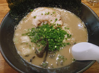 「豚骨ラーメンまる(￥680)＋替え玉(¥150)」@博多ラーメン とんこつ家の写真