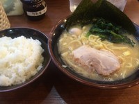 「ラーメン（並）少し薄め+ライス」@綱島商店の写真