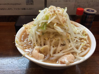 「濃厚豚骨醤油ラーメン 普通盛（野菜、ニンニク、脂）750円」@麺屋 鳳の写真