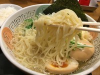 「１年３組（塩ラーメン）特盛」@らぅ麺 ガラ喰楽学校 大宮店の写真