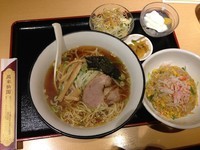 「ラーメン＋カニチャーハン（サラダ・漬物・デザート付）」@中華式居酒屋 萬来仙閣の写真