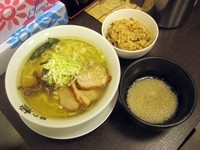 「らーめん（平打ち麺150g）700円＋肉めしサービス」@麺や 極 日本橋箱崎町店の写真