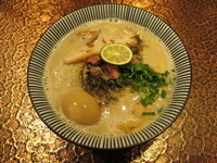 「ラム豚骨らーめん（味玉のせ）：850円」@自家製麺 MENSHO TOKYOの写真