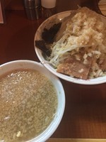 「つけらーめん、ヤサイ、たまねぎ、背脂、旨味油」@らーめん ぽっぽっ屋 水道橋店の写真