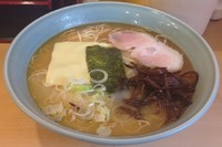 「佐賀熊本あっさりとんこつ らーめん大盛(680円＋100円)」@らーめん梅吉の写真