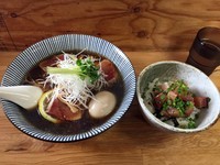 「寒鰤といりこの中華そば＋寒鰤丼（１０００円）」@中華そば よしかわの写真