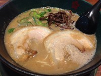 「老醤油とんこつ」@博多とんこつ 天神旗の写真