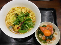 「宮崎地鶏と銀鮭と野菜と果物の炊き合わせ＋変わり飯」@ラーメン愉悦処 似星の写真