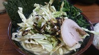 「ラーメン（650円）＋海苔（50円）＋キャベツ（失念...）」@横浜家系ラーメン まくり家の写真