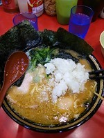 「中盛ラーメン、味玉、海苔、玉ねぎ」@家系総本山 ラーメン吉村家の写真