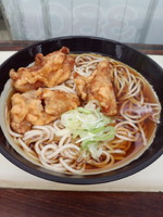 「鶏唐揚げそば330円」@立食い そば処 JR北千住駅2・3番線ホーム店の写真